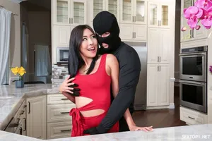 Bị bố Ông xã Trả bài từ phía sau khi đang chơi trò “ngưng thời gian” với con riêng của chồng