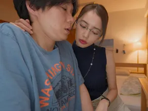 Đồng phục tiếp viên và kính! Đôi chân, đôi tất và váy hông thật đẹp! Quỳ trên ghế với mông nhô lên, máy rung cắm vào lỗ còn hấp dẫn hơn, tạo dáng và thay quần áo