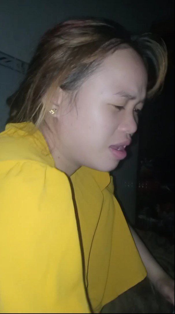 Bố thường xuyên đi làm ăn, cậu con trai ở nhà an ủi má kế cô đơn